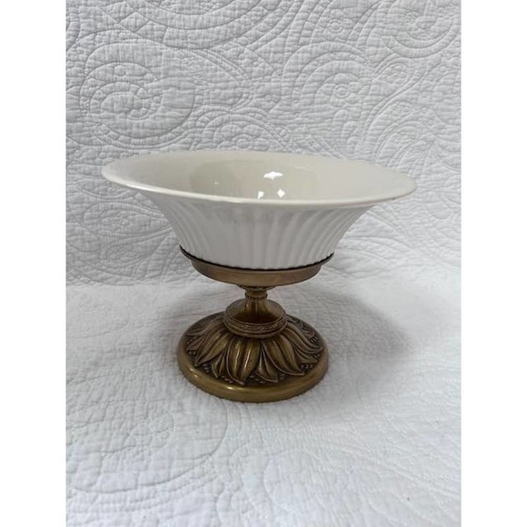 Hyalyn white ceramic compote and stand - Picture 8 of 8